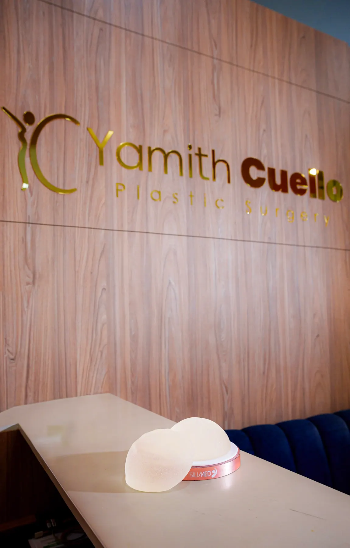 Identidad del Dr. Yamith Cuello en la recepción del consultorio